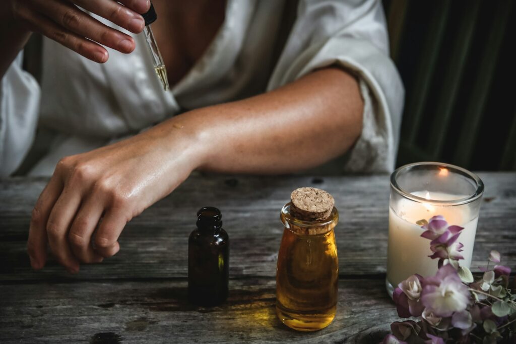 Aromaöl wird auf die Haut getropft