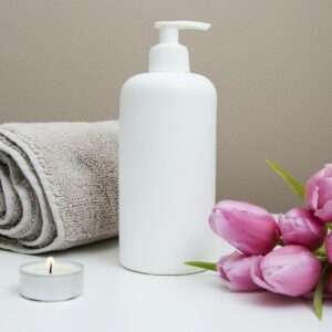 Handtuch, Kerze und Tulpen