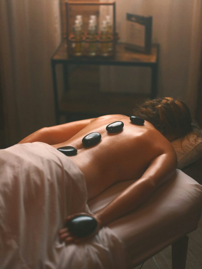 Massage mit heißen Steinen auf dem Rücken
