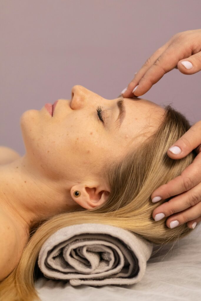 Entspannende Kopf- und Gesichtsmassage